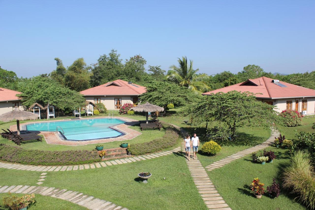 Hibiscus Garden Hotel Tissamaharama Bagian luar foto