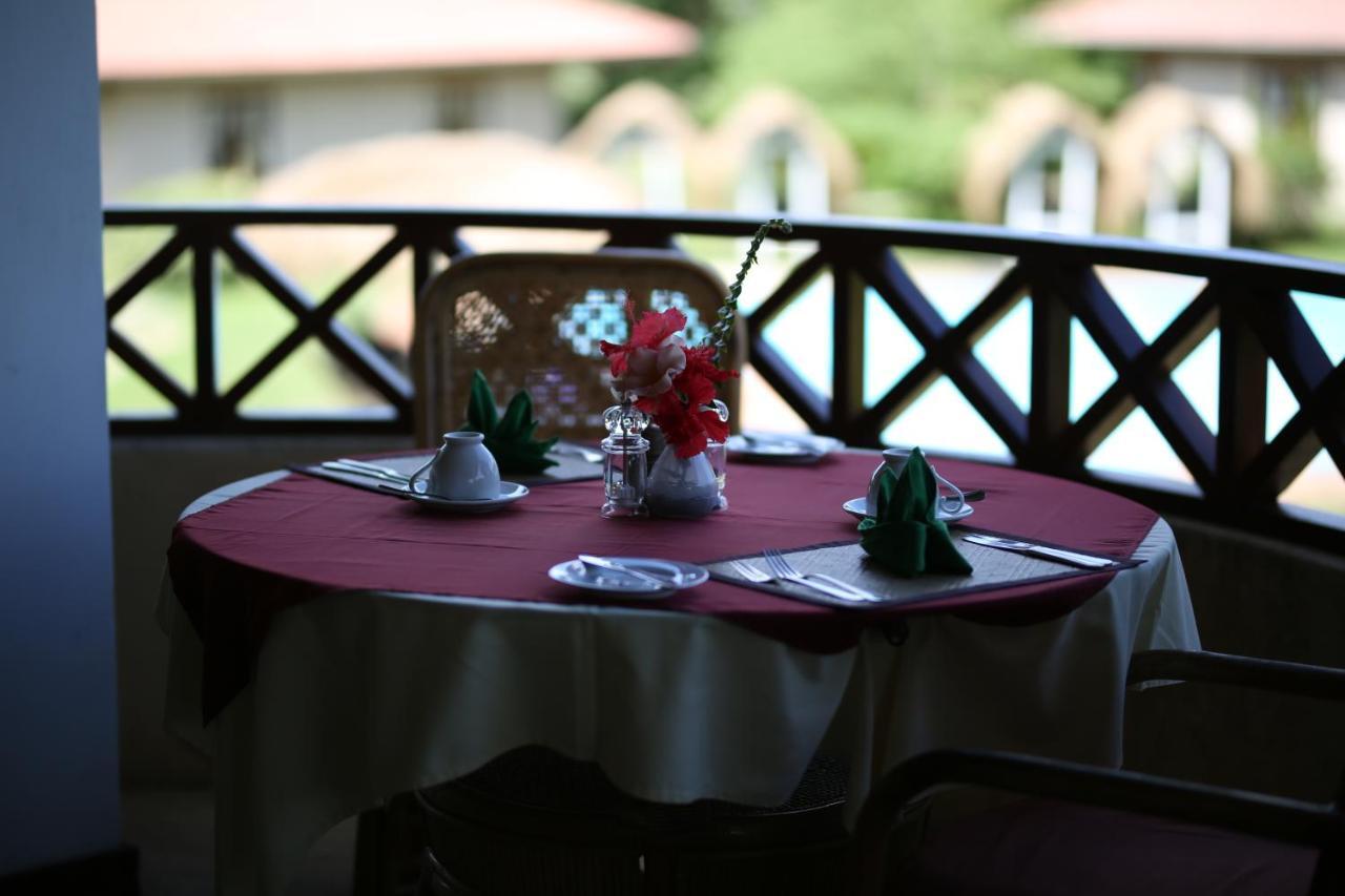 Hibiscus Garden Hotel Tissamaharama Bagian luar foto