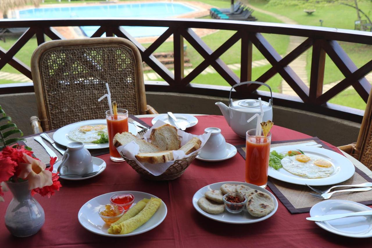 Hibiscus Garden Hotel Tissamaharama Bagian luar foto