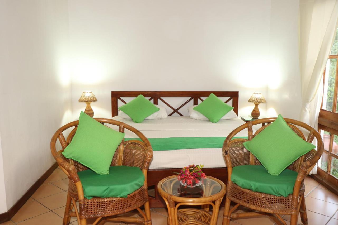 Hibiscus Garden Hotel Tissamaharama Bagian luar foto